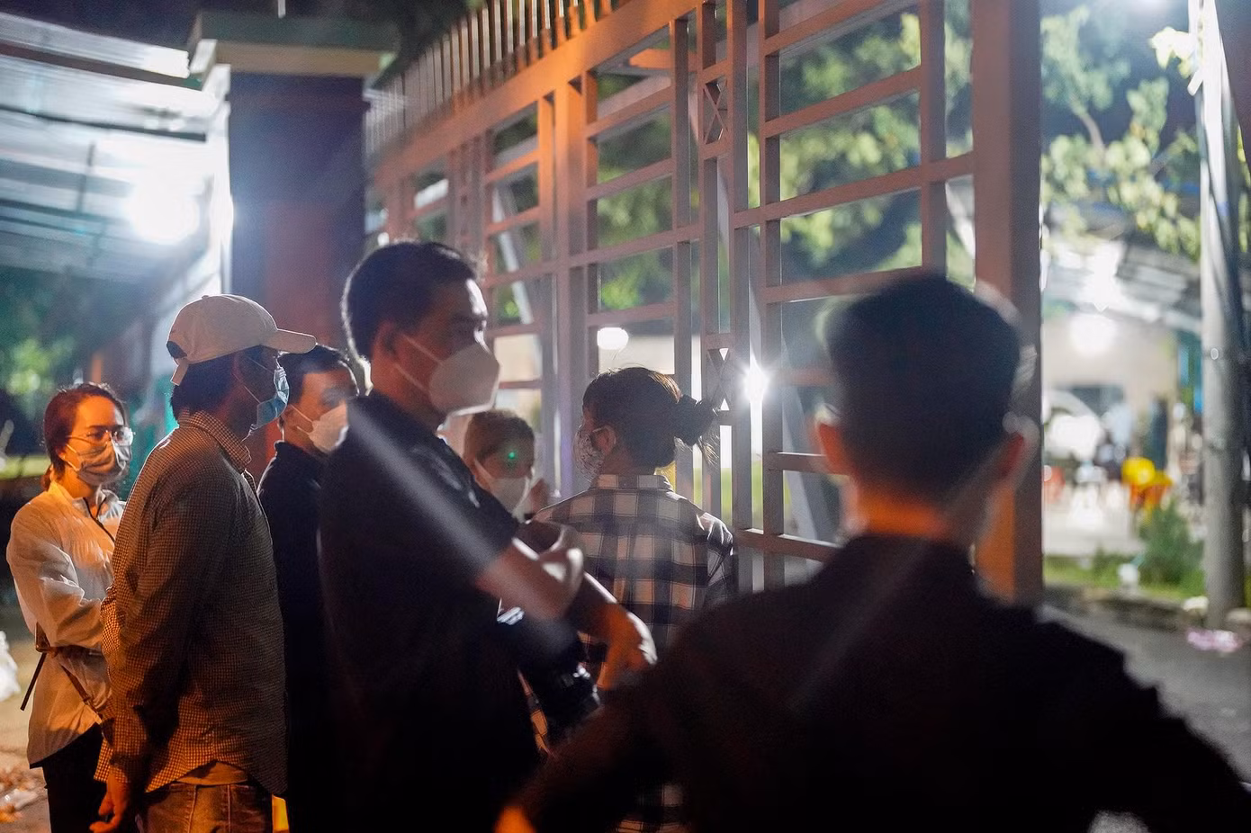 Rạng sáng ngày 8/9, nhiều người có thân nhân tử nạn trong vụ cháy quán karaoke An Phú (Bình Dương) vẫn túc trực chờ nhận diện thi thể.