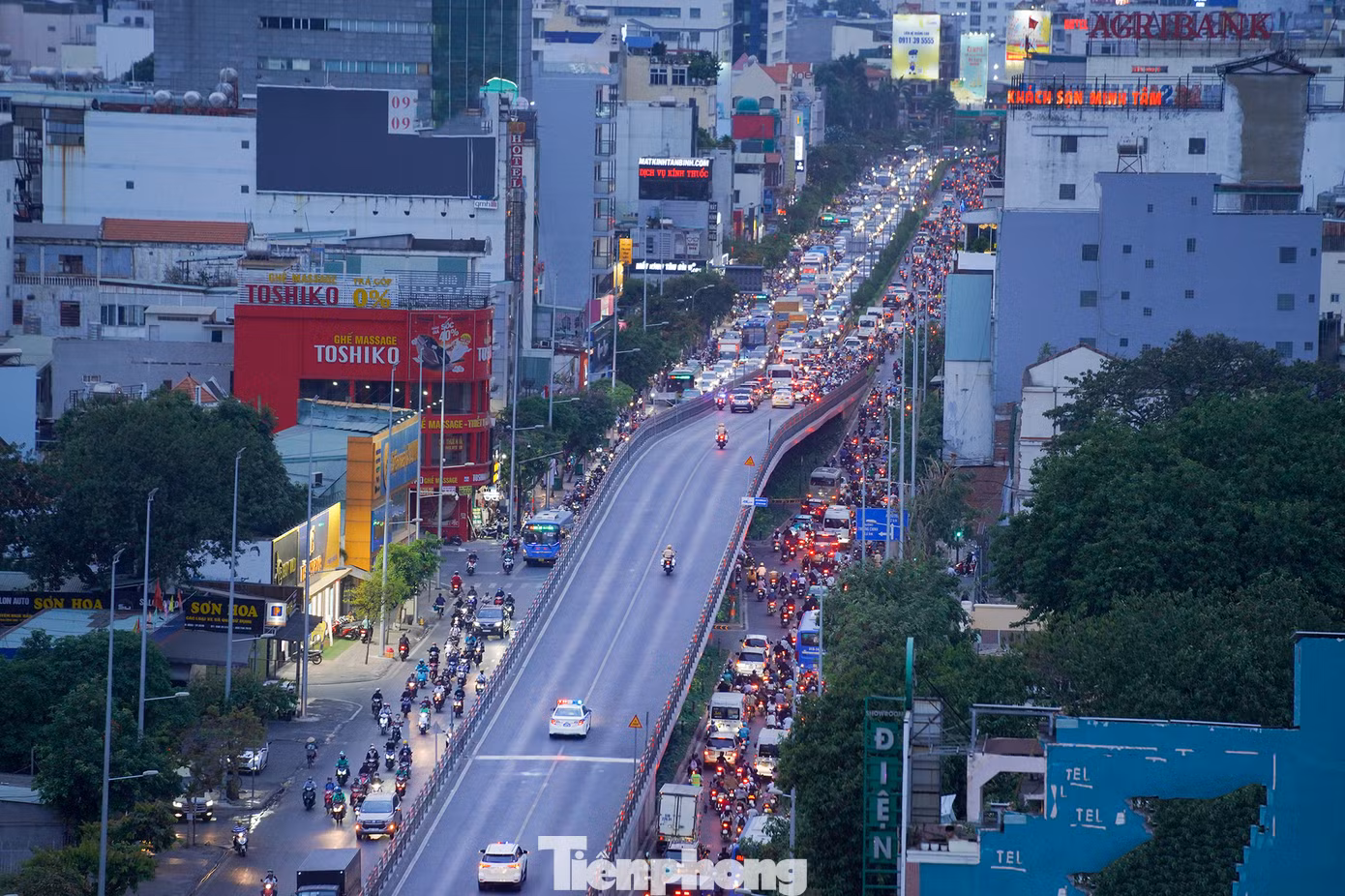 CSGT mở đường trên cầu vượt Hoàng Hoa Thám. Do đoàn xe di chuyển vào giờ tan tầm nên lực lượng mở đường làm việc khá vất vả.