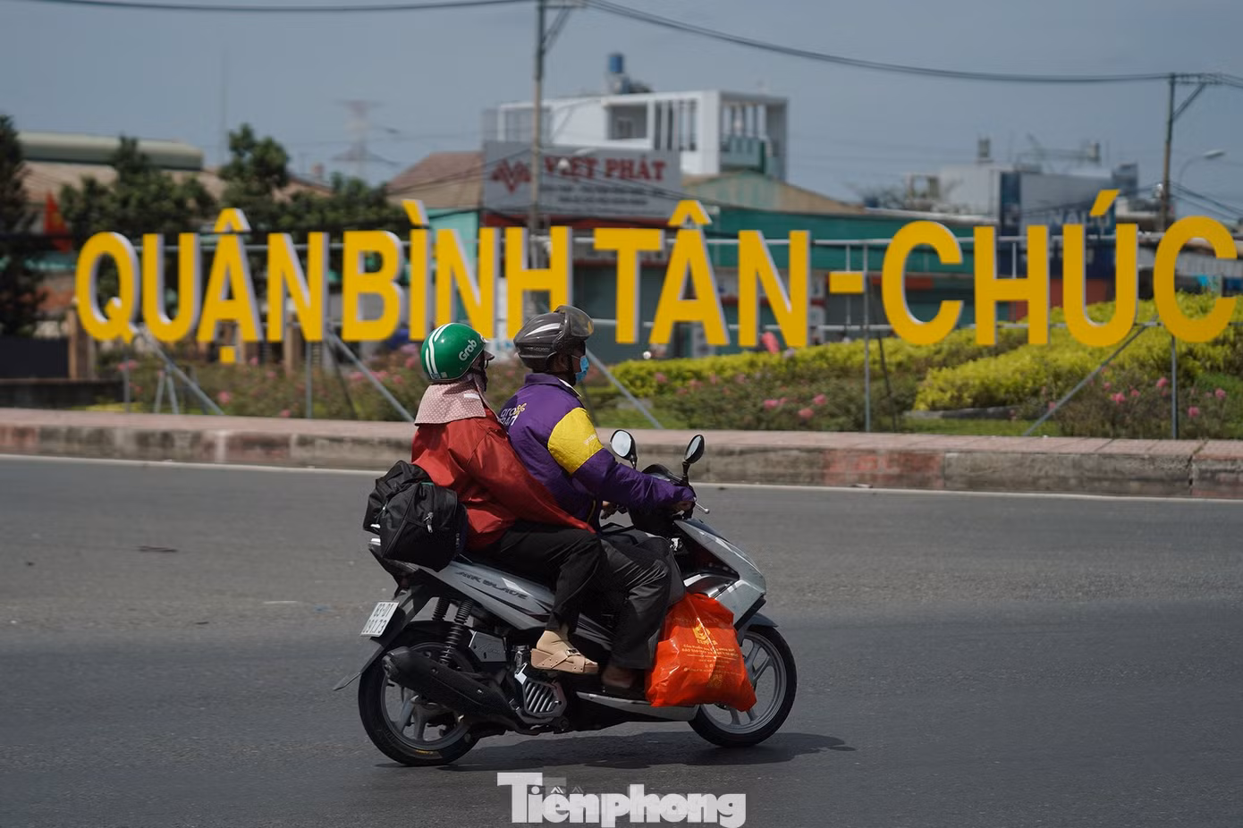 Đặt tên đường Lê Đức Anh cho đoạn Quốc lộ 1, từ nút giao thông An Sương đến vòng xoay An Lạc, thuộc địa bàn quận 12, huyện Hóc Môn, quận Bình Tân. Tuyến đường có chiều dài 14.250m, lộ giới 120m.