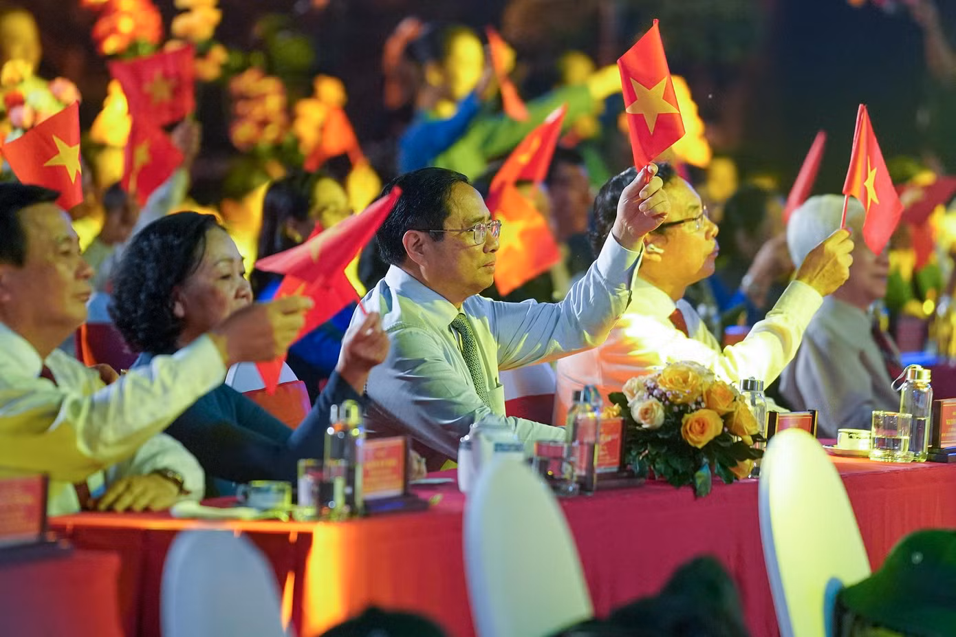 Theo báo Chính phủ, tham dự tại điểm cầu Đền Tưởng niệm liệt sĩ Bến Dược (huyện Củ Chi, TPHCM) có: Thủ tướng Phạm Minh Chính; nguyên Chủ tịch nước Nguyễn Minh Triết; Ủy viên Bộ Chính trị, Bí thư Trung ương Đảng, Trưởng Ban Tổ chức Trung ương Trương Thị Mai; Ủy viên Bộ Chính trị, Bí thư Thành ủy TPHCM Nguyễn Văn Nên; Ủy viên Bộ Chính trị, Giám đốc Học viện Chính trị quốc gia Hồ Chí Minh Nguyễn Xuân Thắng; Phó Chủ tịch Quốc hội Trần Quang Phương; nguyên Phó Chủ tịch nước Trương Mỹ Hoa; nguyên Chủ tịch Ủy ban Trung ương MTTQ Việt Nam Huỳnh Đảm. Theo báo Chính phủ, tham dự tại điểm cầu Đền Tưởng niệm liệt sĩ Bến Dược (huyện Củ Chi, TPHCM) có: Thủ tướng Phạm Minh Chính; nguyên Chủ tịch nước Nguyễn Minh Triết; Ủy viên Bộ Chính trị, Bí thư Trung ương Đảng, Trưởng Ban Tổ chức Trung ương Trương Thị Mai; Ủy viên Bộ Chính trị, Bí thư Thành ủy TPHCM Nguyễn Văn Nên; Ủy viên Bộ Chính trị, Giám đốc Học viện Chính trị quốc gia Hồ Chí Minh Nguyễn Xuân Thắng; Phó Chủ tịch Quốc hội Trần Quang Phương; nguyên Phó Chủ tịch nước Trương Mỹ Hoa; nguyên Chủ tịch Ủy ban Trung ương MTTQ Việt Nam Huỳnh Đảm.