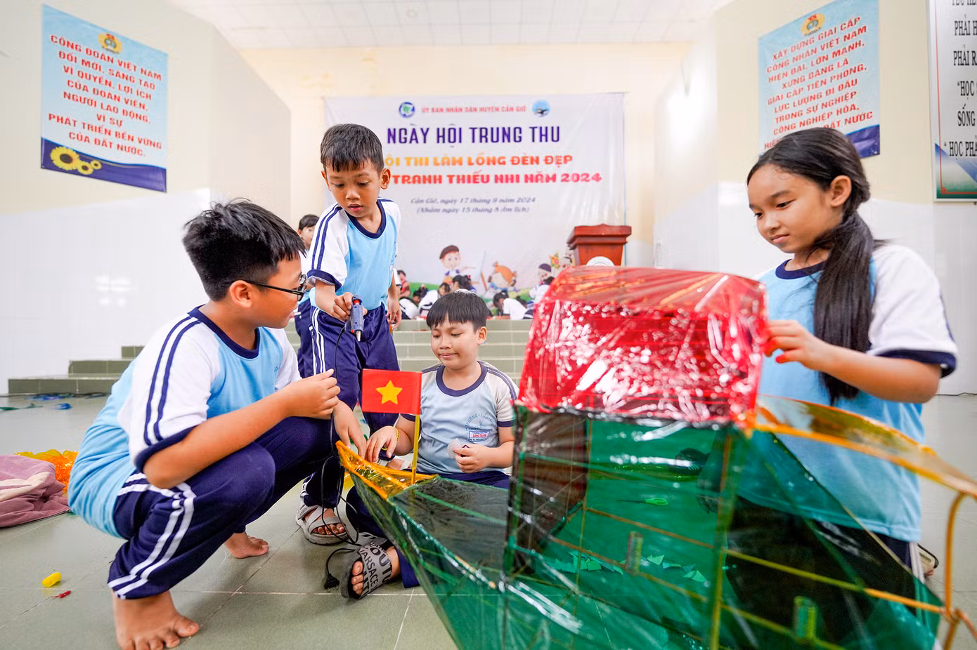 Nhóm các bé của Trường tiểu học Long Thạnh với chiếc đèn lồng hình chiếc thuyền Nghinh Ông. Nhóm các bé của Trường tiểu học Long Thạnh với chiếc đèn lồng hình chiếc thuyền Nghinh Ông.