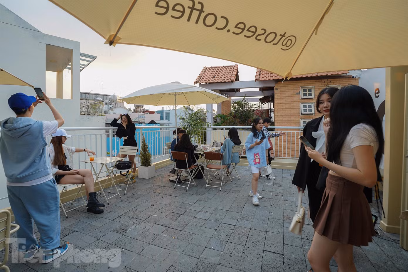 Ngoài tầng trệt, quán còn có thêm 2 tầng lầu với không gian phòng lạnh và ngoài trời để khách thưởng thức cà phê và chụp ảnh, hóng gió...