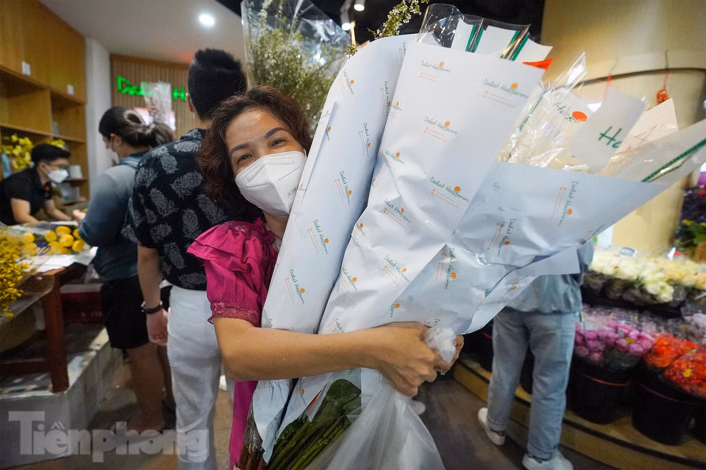 "Lúc nãy tôi tìm được một bó ưng mắt, đang hỏi giá thì có người mua mất. Mấy ngày này ưng là lấy ngay, loay hoay là người khác lấy mất. Hết chỗ này gần hai triệu, cũng trưng được mùa tết", vị khách này chia sẻ. "Lúc nãy tôi tìm được một bó ưng mắt, đang hỏi giá thì có người mua mất. Mấy ngày này ưng là lấy ngay, loay hoay là người khác lấy mất. Hết chỗ này gần hai triệu, cũng trưng được mùa tết", vị khách này chia sẻ.