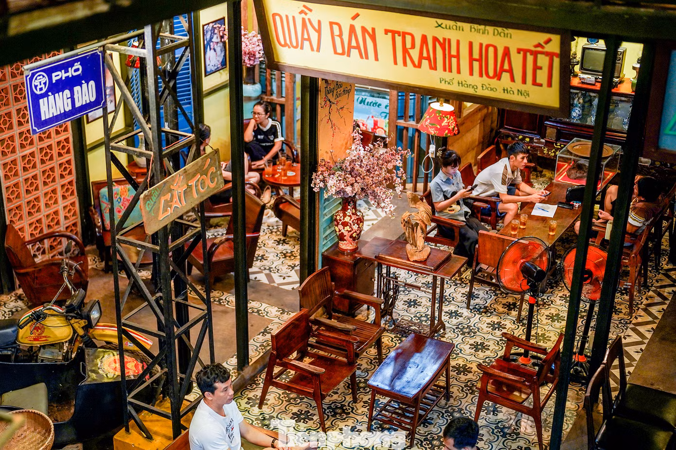 Nơi đây, giữa ồn ào xô bồ phố thị, một quán cà phê nhỏ mang tên "Tem phiếu" đã thu hút những vị khách đủ mọi lứa tuổi. Nơi đây, giữa ồn ào xô bồ phố thị, một quán cà phê nhỏ mang tên "Tem phiếu" đã thu hút những vị khách đủ mọi lứa tuổi.