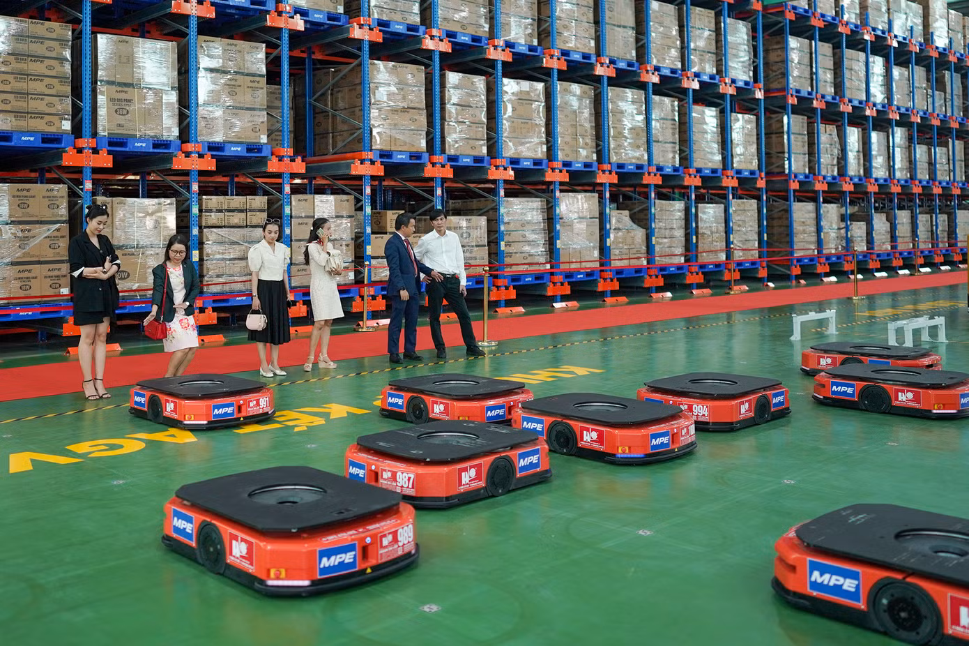 Công nghệ 4.0 phát triển như vũ bão ưu tiên trong ứng dụng để phát triển kinh tế phát triển kinh doanh của nhà máy, doanh nghiệp, hệ thống kho bãi Logistics. Ứng dụng công nghệ AI Linde Robotics tự động vào quy trình vận hành nhà máy sản xuất, hệ thống kho bãi Logistics là một trong những chiến lược phát triển nhanh mạnh đang được nhiều doanh nghiệp áp dụng hiện nay, là bước phát triển đột phá trong ngành logistics.