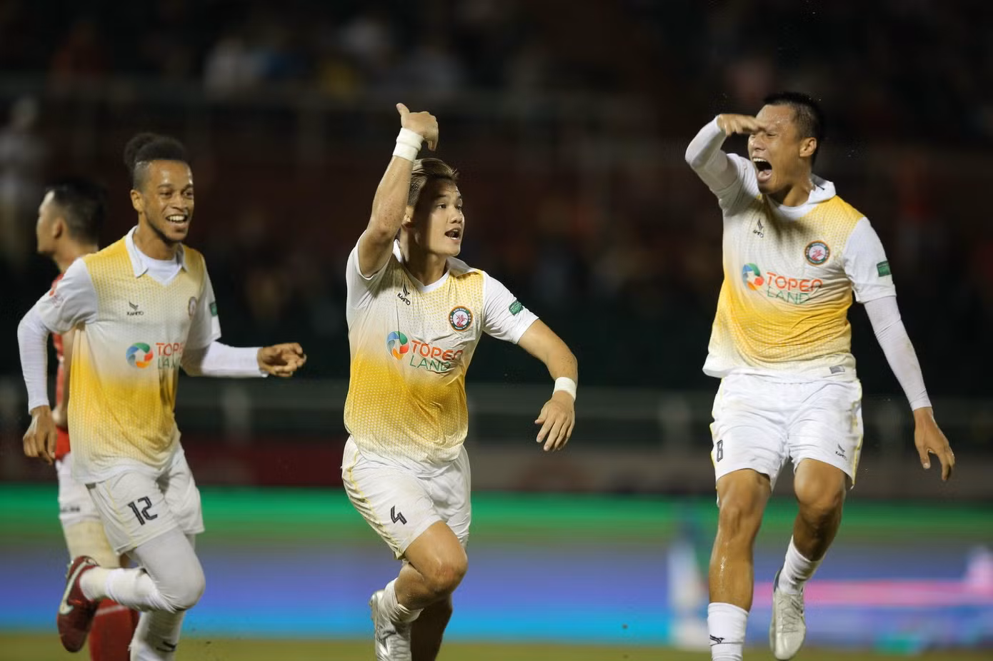 Tấn Tài (số 4) ghi bàn thắng thứ 4 của riêng mình ở V.League 2022 để giúp CLB Bình Định giành trọn 3 điểm trên sân Thống Nhất.