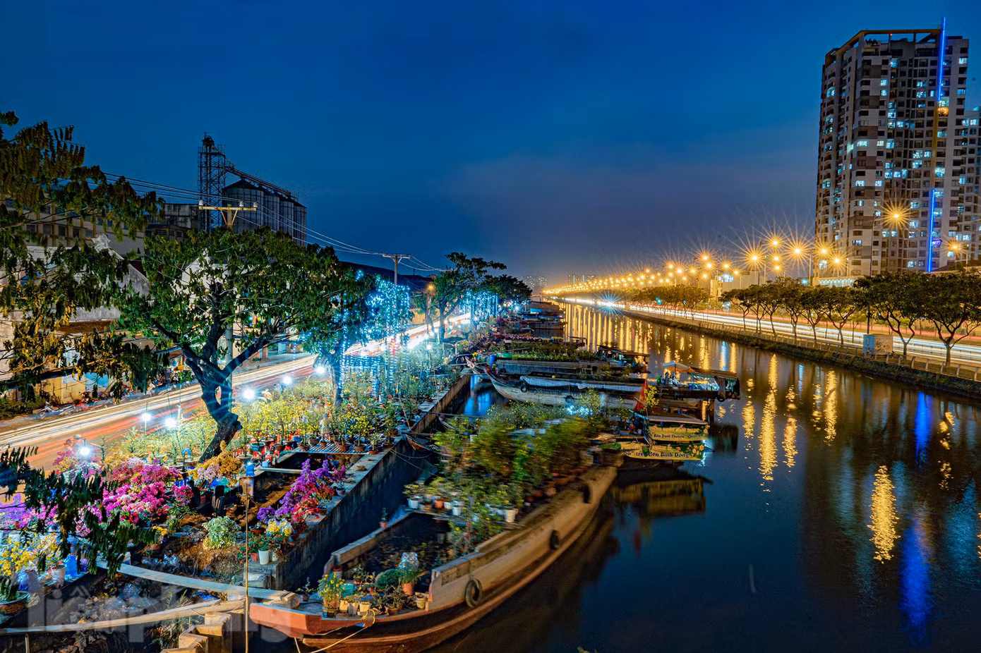 Năm nay do có chương trình chợ hoa xuân “Trên bến dưới thuyền” nên ghe của thương lái không đậu ở khu cầu bộ hành số 7, kéo dài từ chân cầu Chà Và đến qua chân cầu Kênh Ngang số 1.