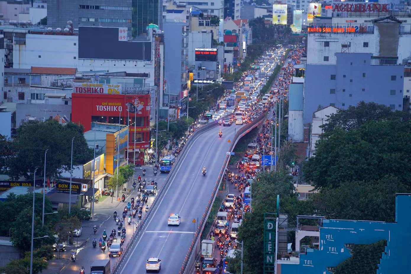 CSGT mở đường trên cầu vượt Hoàng Hoa Thám. Do đoàn xe di chuyển vào giờ tan tầm nên lực lượng mở đường làm việc khá vất vả.