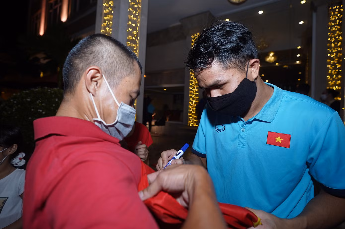 Quang Nho liên tục ký tặng người hâm mộ.