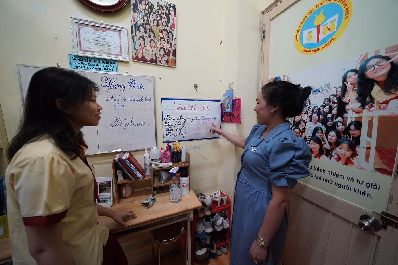 Ngoài ra, mỗi phòng nội trú, nhà trường đều bố trí một giáo viên quản nhiệm để chăm sóc, giám sát các em. Cô Nguyễn Thị Thanh Hải, giáo viên quản nhiệm, đang phân công trực nhật.