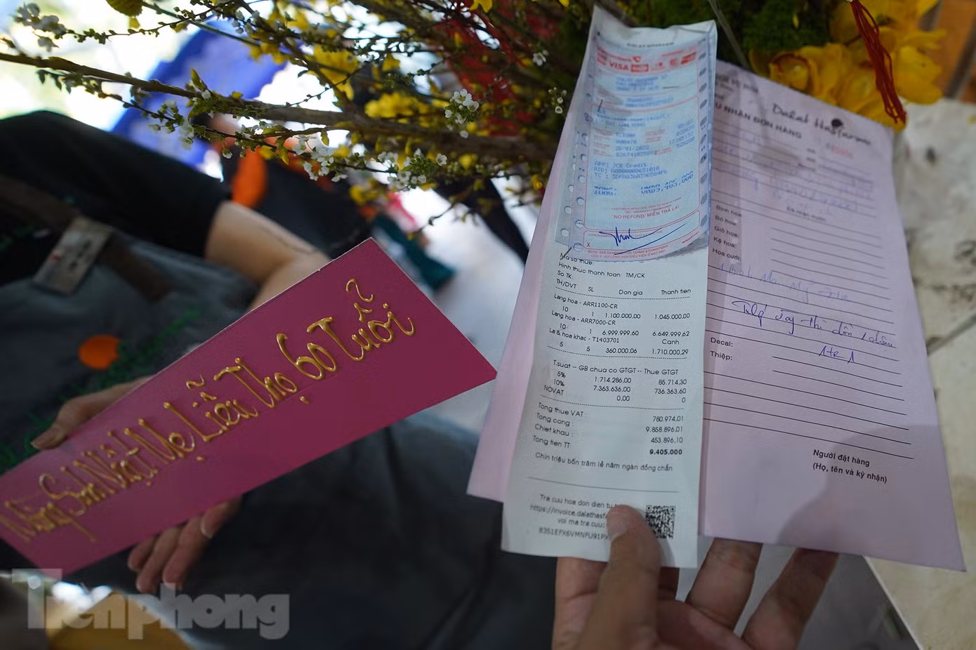 Nhiều người xuýt xoa khi nhìn vào tờ hoá đơn. "Đúng là dành cho giới thượng lưu, không đụng hàng và giá không rẻ", một khách hàng bất ngờ khi xem qua tờ hoá đơn. Nhiều người xuýt xoa khi nhìn vào tờ hoá đơn. "Đúng là dành cho giới thượng lưu, không đụng hàng và giá không rẻ", một khách hàng bất ngờ khi xem qua tờ hoá đơn.