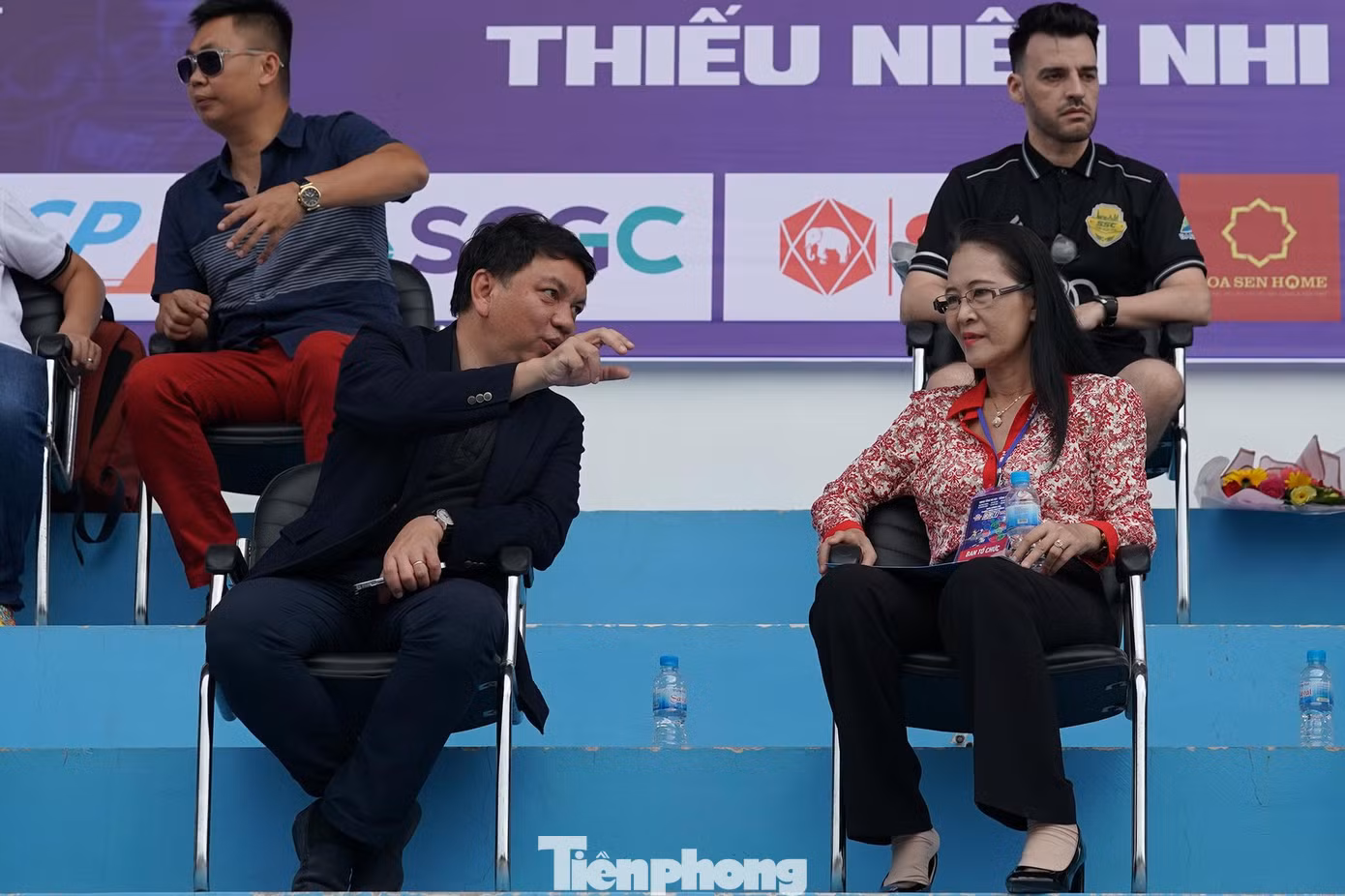Tổng thư ký Liên đoàn bóng đá Việt Nam Lê Hoài Anh đang trao đổi cùng đại diện BTC giải, phía sau là các tuyển trạch viên đến từ các CLB.