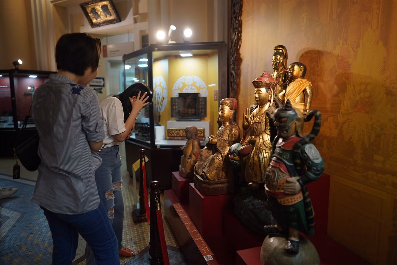 Điêu khắc gỗ là một trong những nghề thủ công truyền thống lâu đời của người Việt. Đặc biệt, vào thời Nguyễn, do nhu cầu trong việc xây dựng kiến trúc cung điện, các cơ sở tôn giáo, tín ngưỡng và bài trí trong cung đình, đồ gia dụng gia tăng... nên đã tạo điều kiện cho nghề điêu khắc gỗ phát triển mạnh.