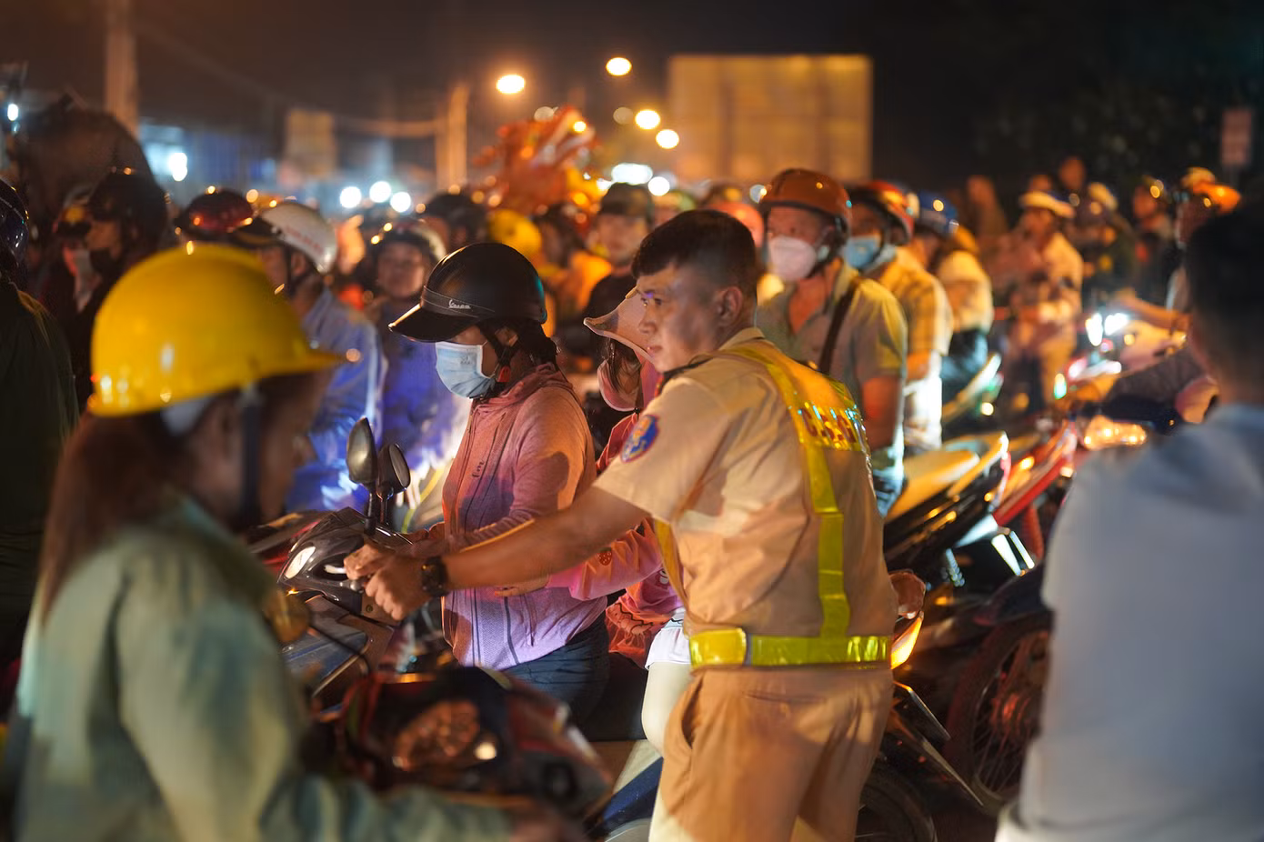 Một chiến sĩ CSGT vất vả hỗ trợ hai mẹ con người này len qua dòng xe cộ sau khi xem xong pháo hoa. Một chiến sĩ CSGT vất vả hỗ trợ hai mẹ con người này len qua dòng xe cộ sau khi xem xong pháo hoa.