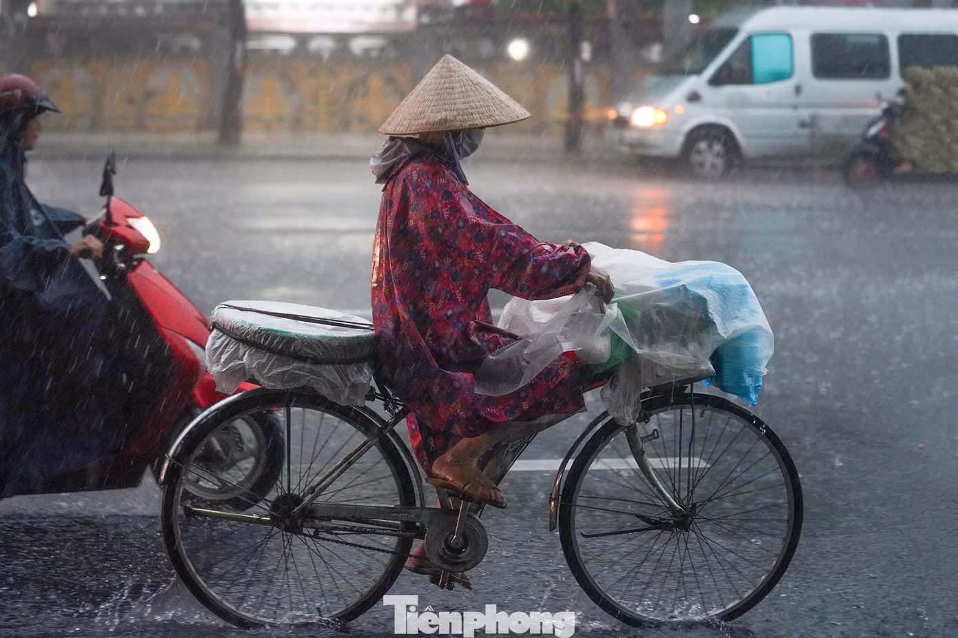 Cơ quan khí tượng dự báo thời tiết TPHCM trong ngày 1/6 có nắng gián đoạn vào buổi sáng, mưa xuất hiện sau 13 giờ, xảy ra diện rộng trong chiều, có nơi mưa vừa, mưa to. (Ảnh minh họa: Phạm Nguyễn)
