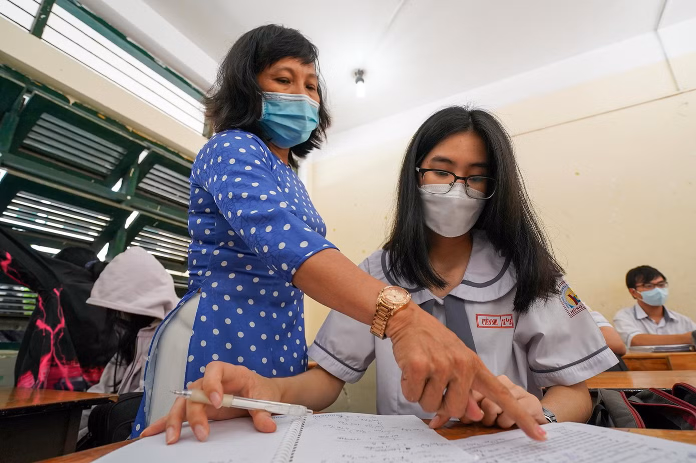 Em Trần Uyên Nhi, học sinh lớp 12A24 của trường cho hay, do đã đủ điểm nộp hồ sơ học bạ vào một trường đại học, việc còn lại chỉ cần đủ điểm tốt nghiệp THPT là đậu đại học nên tâm lý khá thoải mái.