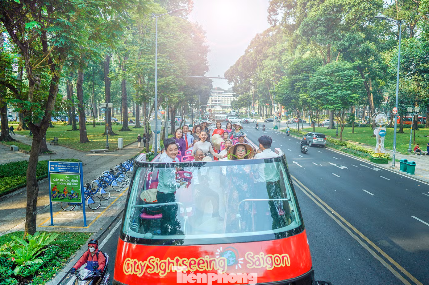 TPHCM cũng đề xuất đặt tên cho hai công trình công cộng. Theo đó, đặt tên Công viên trước Hội trường Thống Nhất là Công viên 30 tháng 4. Đặt tên cho cây cầu đang có tên tạm là cầu qua Đảo Kim Cương thuộc TP. Thủ Đức là cầu Trần Quý Kiên.