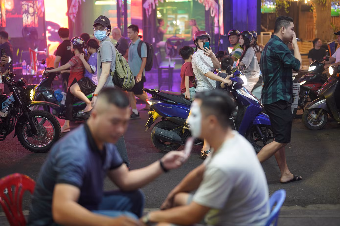 Hai mẹ con bé Nhân (4 tuổi, Quận 1) đứng đợi khá lâu để đến lượt. Nhóm hoạ sĩ bày mẫu mặt trước phòng tranh 101, Bùi Viện để phục vụ những người có nhu cầu. Theo mẹ bé Nhân, năm nay là năm đầu tiên bé tham gia lễ hội và khá thích với mẫu tự chọn.