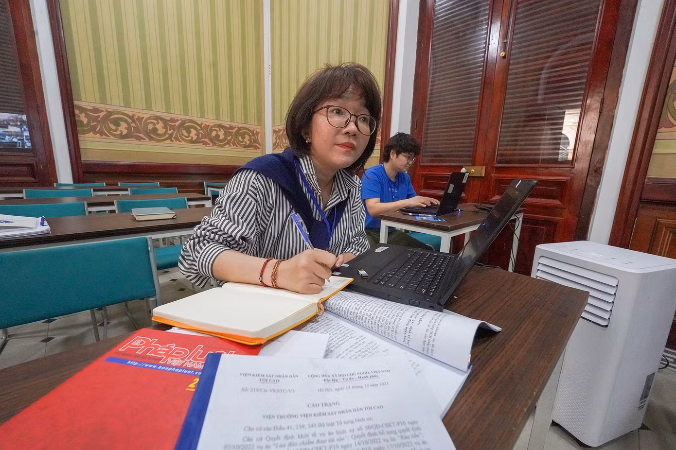 Phóng viên tác nghiệp được hỗ trợ máy tính, tự chuẩn bị giấy bút và không được mang điện thoại di động vào trong khu vực toà án.