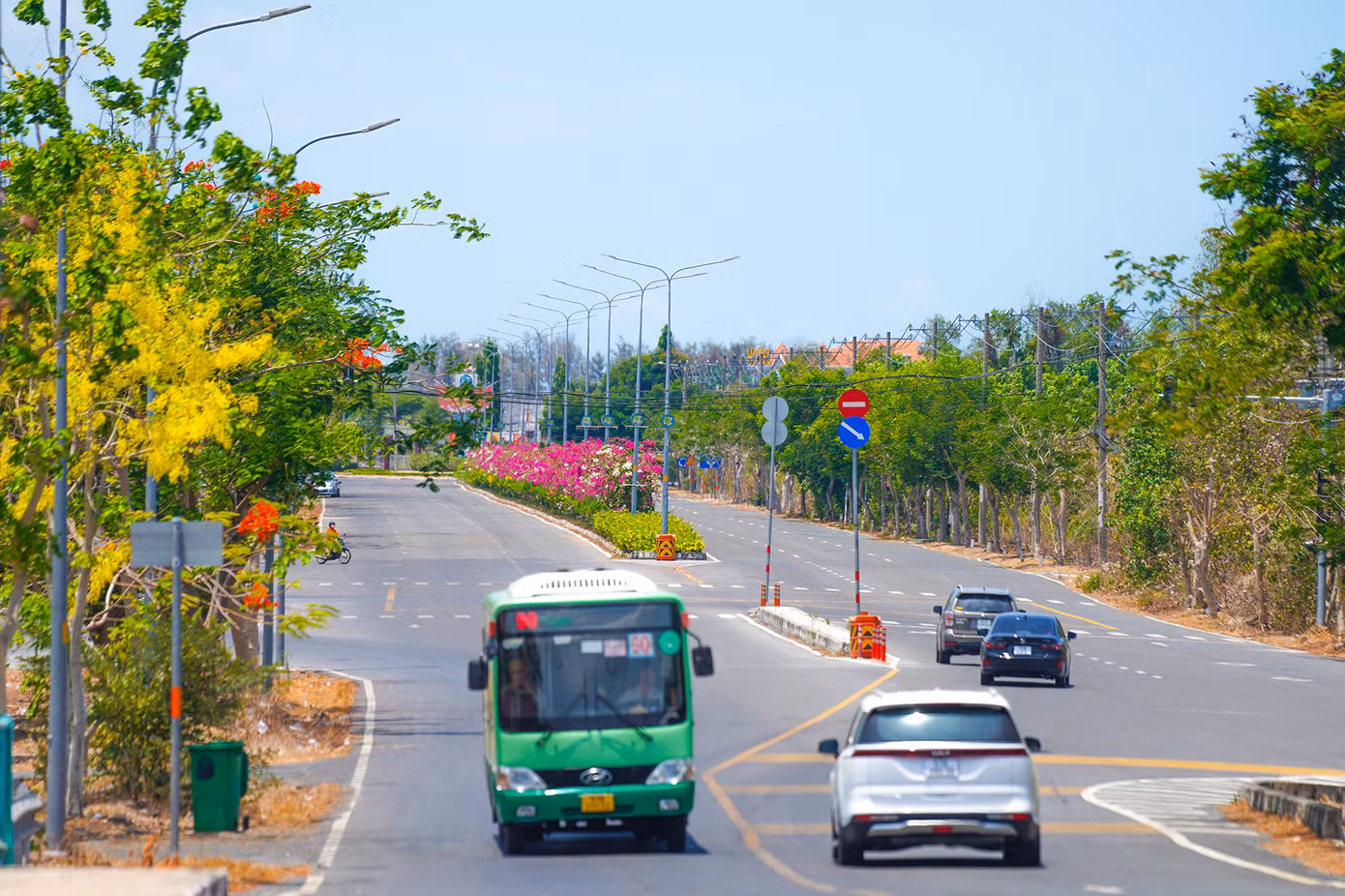 Huyện đảo Cần Giờ nằm ở phía Đông Nam TPHCM, là khu vực duy nhất của thành phố có vị trí địa lý giáp biển. Để di chuyển từ đất liền của TPHCM tới đây, người dân, du khách chỉ có một lựa chọn duy nhất là qua phà Bình Khánh (huyện Nhà Bè). Huyện đảo Cần Giờ nằm ở phía Đông Nam TPHCM, là khu vực duy nhất của thành phố có vị trí địa lý giáp biển. Để di chuyển từ đất liền của TPHCM tới đây, người dân, du khách chỉ có một lựa chọn duy nhất là qua phà Bình Khánh (huyện Nhà Bè).