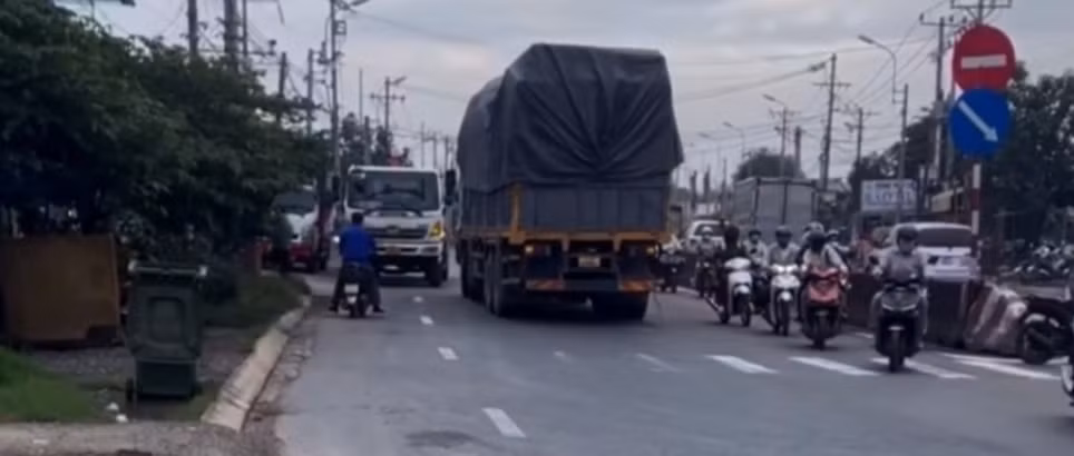Xe tải ngang nhiên đi ngược chiều trên quốc lộ 1A.