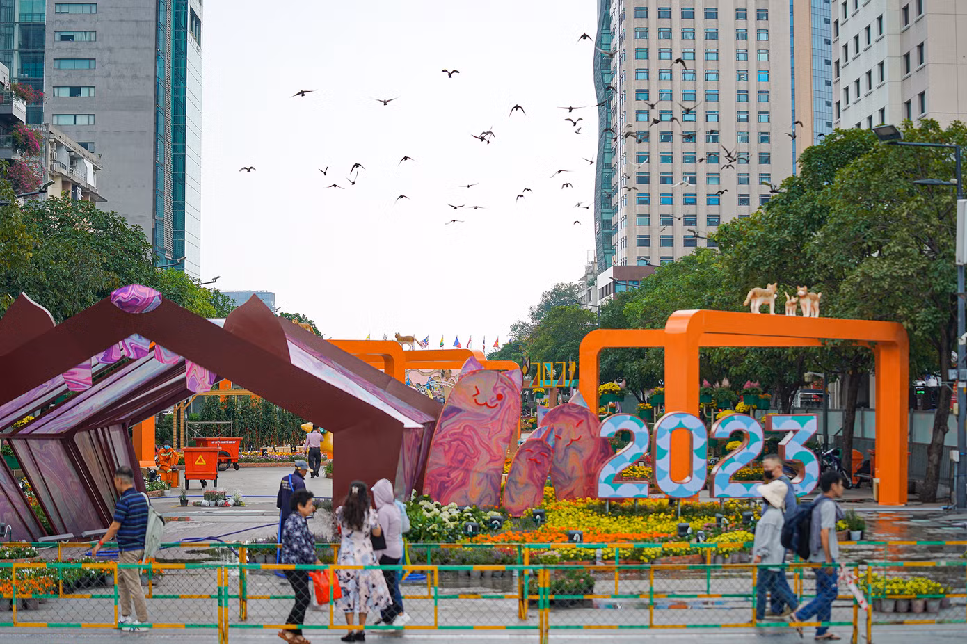 Mặc dù chưa mở cửa nhưng nhiều du khách qua lại vẫn rất thu hút với cách trang trí của các nghệ nhân.