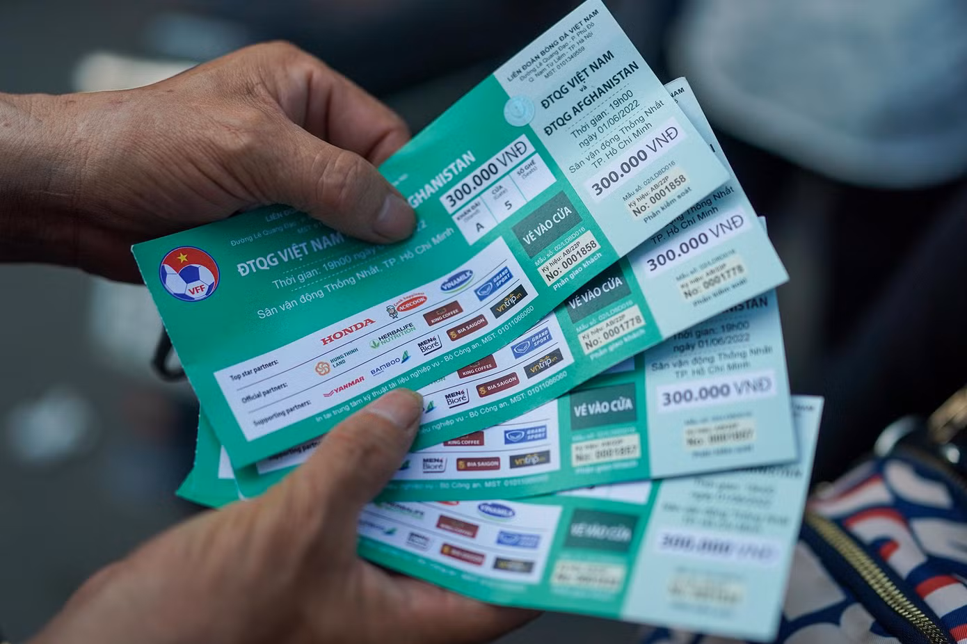 Thậm chí "phe vé" còn chào bằng với giá niêm yết, nếu là CĐV không có kinh nghiệm, rất dễ bị lừa.