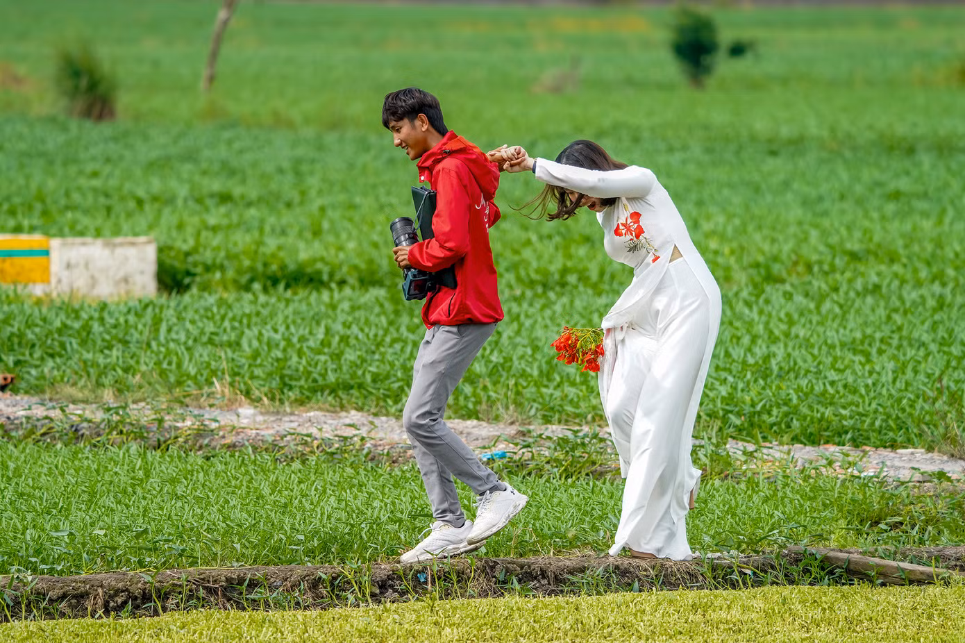 Với tán cây rực rỡ sắc hè phủ bóng cả một góc đường, nơi đây thu hút đông đảo bạn trẻ đến chụp ảnh. Với tán cây rực rỡ sắc hè phủ bóng cả một góc đường, nơi đây thu hút đông đảo bạn trẻ đến chụp ảnh.