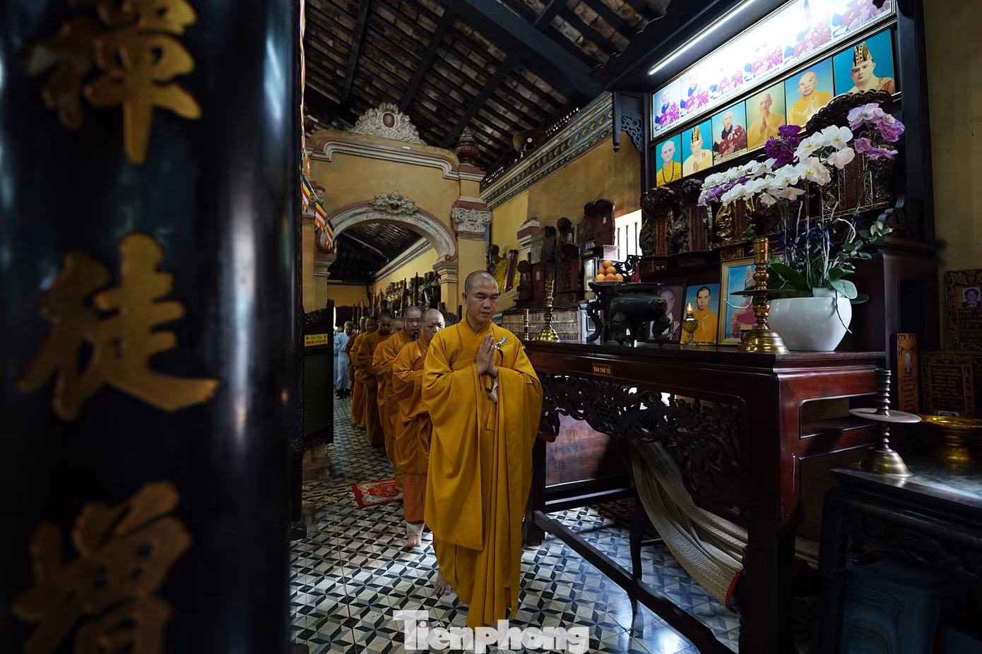 Một trong những nét khác biệt của kiến trúc chùa Giác Lâm là cổng nhị quan được xây vào năm 1945, nổi bật với 2 con sư tử chầu ở hai góc cổng theo văn hóa Ấn Độ và đầu rắn Naga đặc trưng trong Phật giáo Nam tông Khmer.