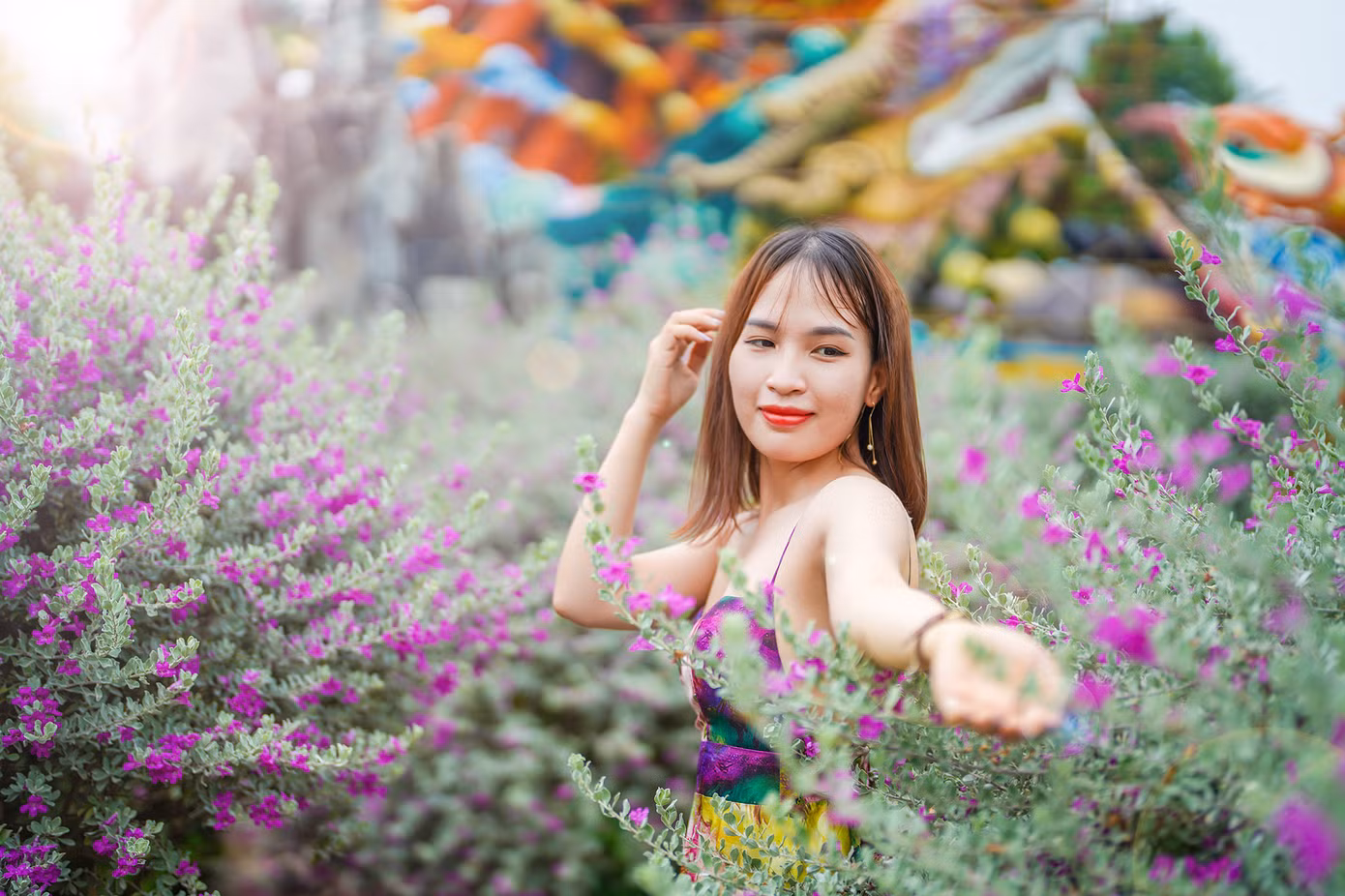 Vượt hàng chục cây số để đến vườn hoa này check in, bạn Duy Thọ (quận Bình Thạnh) cho biết: “Mấy hôm nay nghe kể nhiều về vườn hoa này nên hôm nay tôi và nhóm bạn đến đây chụp ảnh. Được chụp ảnh cùng loài hoa mà chỉ nghe tên thôi đã thấy thích, tôi rất vui vì bản thân rất hâm mộ bộ tiểu thuyết võ hiệp cùng tên của nhà văn Kim Dung”.