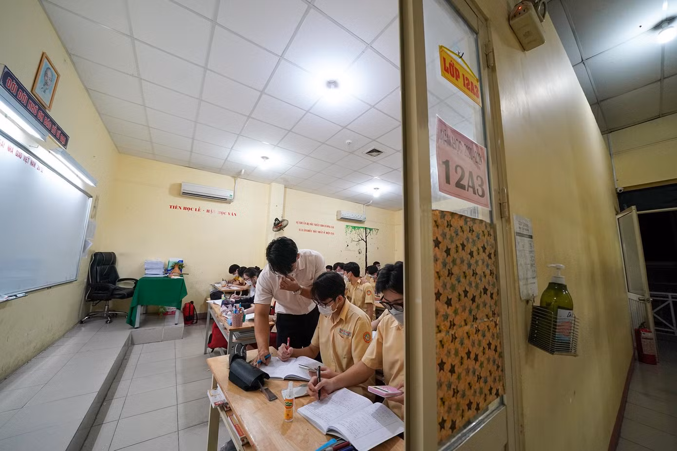 Trong khi đó, với áp lực thi vào các trường tốp đầu như ĐH Y Dược TPHCM, ĐH Bách khoa TPHCM, ĐH Kinh tế TPHCM… các em học sinh nội trú lớp 12 của trường THPT Thành Nhân (quận Tân Phú) đang tăng tốc ôn thi với thời lượng trên dưới 12 giờ/ngày.