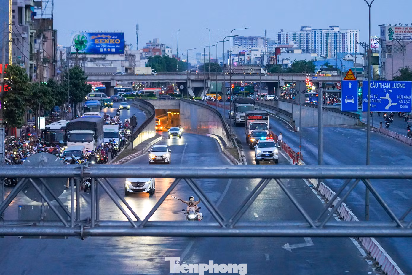 Các ngã đường, lối nhập làn đều được chốt chặn mỗi khi đoàn xe đi qua.