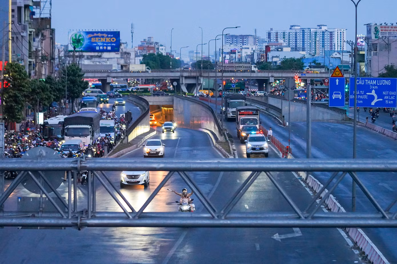 Các ngã đường, lối nhập làn đều được chốt chặn mỗi khi đoàn xe đi qua.