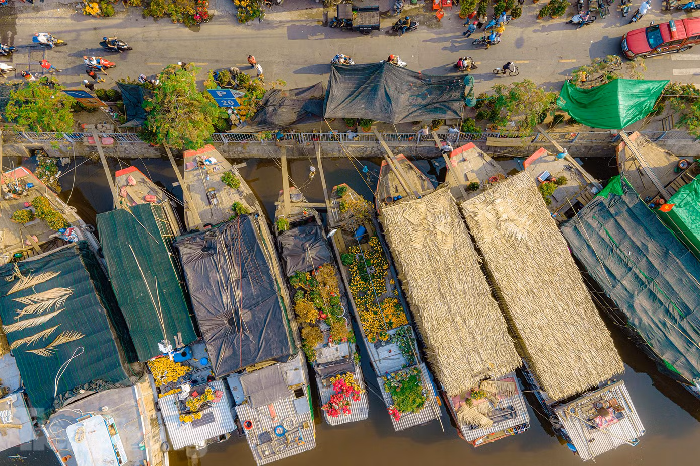 Đặc biệt, chợ hoa này mang đến cho du khách những trải nghiệm độc đáo của chợ hoa “trên bến dưới thuyền” còn sót lại từ xa xưa.