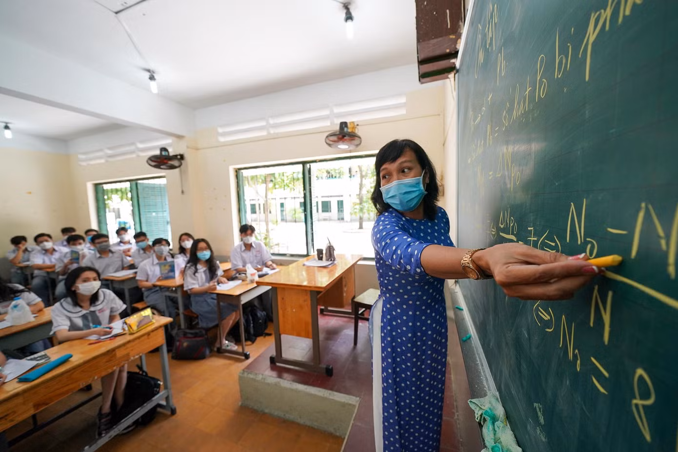 Cô Phạm Thị Duy Bảo, Tổ phó tổ Lý trường THPT Hùng Vương cho hay, trong giai đoạn ôn thi này, trường chủ yếu ôn tập lại kiến thức cho các em học sinh, trong đó nhấn mạnh vào kiến thức lớp 11 và học kỳ 1 của năm lớp 12 bởi giai đoạn này do ảnh hưởng của dịch bệnh COVID-19 nên học sinh phải học trực tuyến, hiệu quả không cao. “Đến thời điểm này, việc ôn thi cho học sinh cơ bản đã xong, vấn đề còn lại là bản lĩnh và tâm lý thi của các em phải thật tốt”, đồng thời hy vọng đề thi phân hóa tốt để phù hợp với nguyện vọng của từng em".