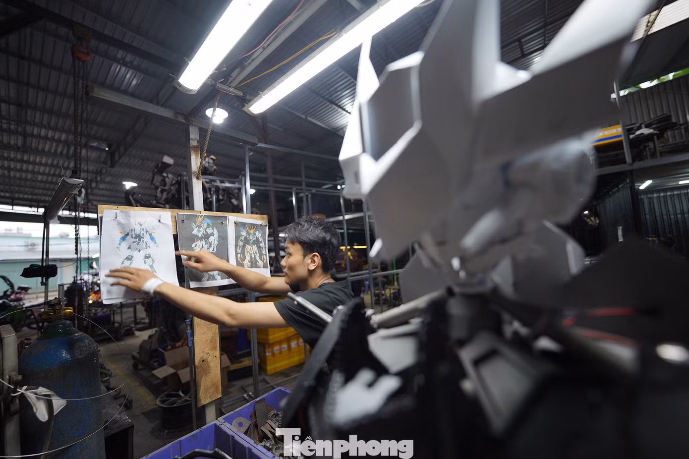 Ngày nay, xưởng của của anh Tuấn Anh được trang bị thêm các thiết bị công nghệ phục vụ cho việc chế tác. "Người chơi ngày nay cũng đòi hỏi cao hơn như điều khiểu cử động tay chân, chớp mắt, kể cả bằng giọng nói, phun khói, phun lửa… chính vì thế, tôi và anh em trong xưởng đầu tư tìm hiểu thêm về lập trình, CNC, kể cả máy bắn cát để vệ sinh linh kiện…", anh Tuấn Anh kể.
