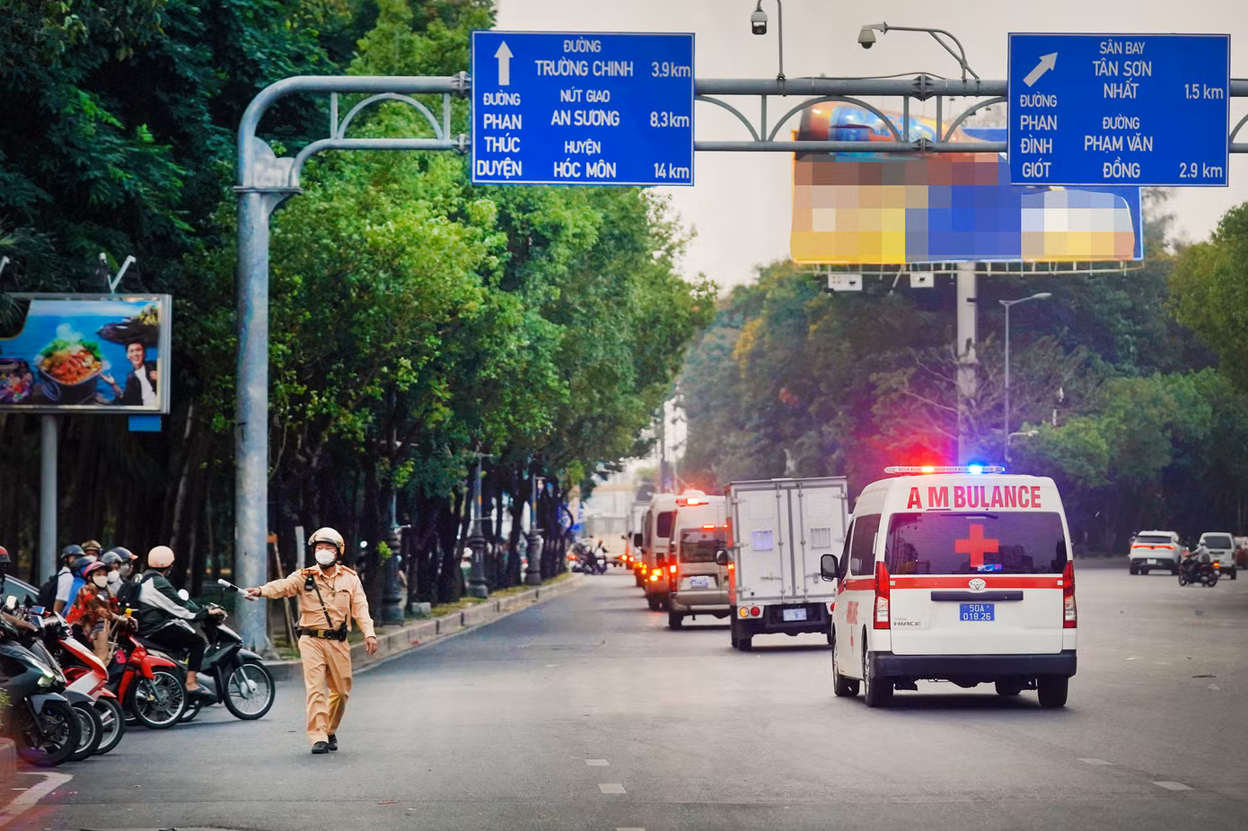 CSGT chốt chặn tại khu vực công viên Hoàng Văn Thụ.