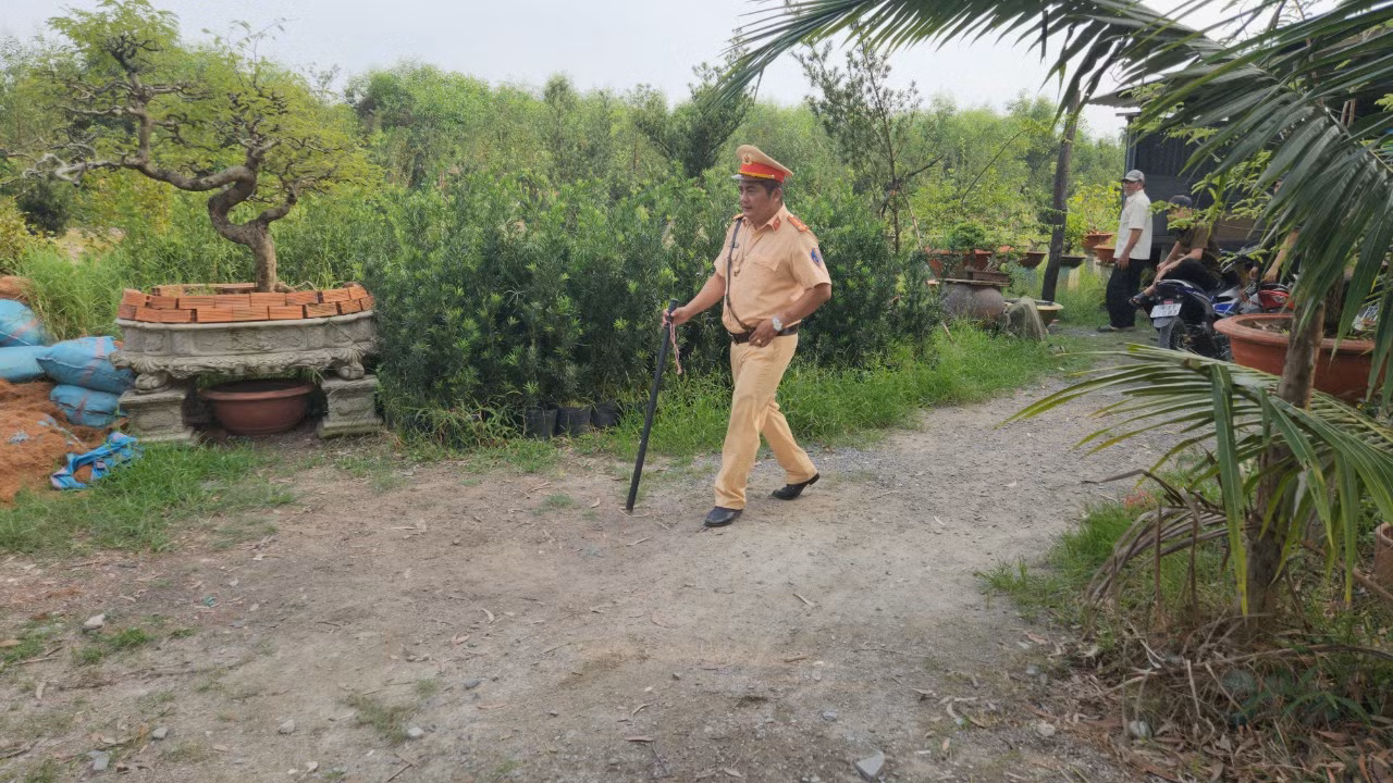Lực lượng CSGT tham gia chốt chặn, truy bắt đối tượng.