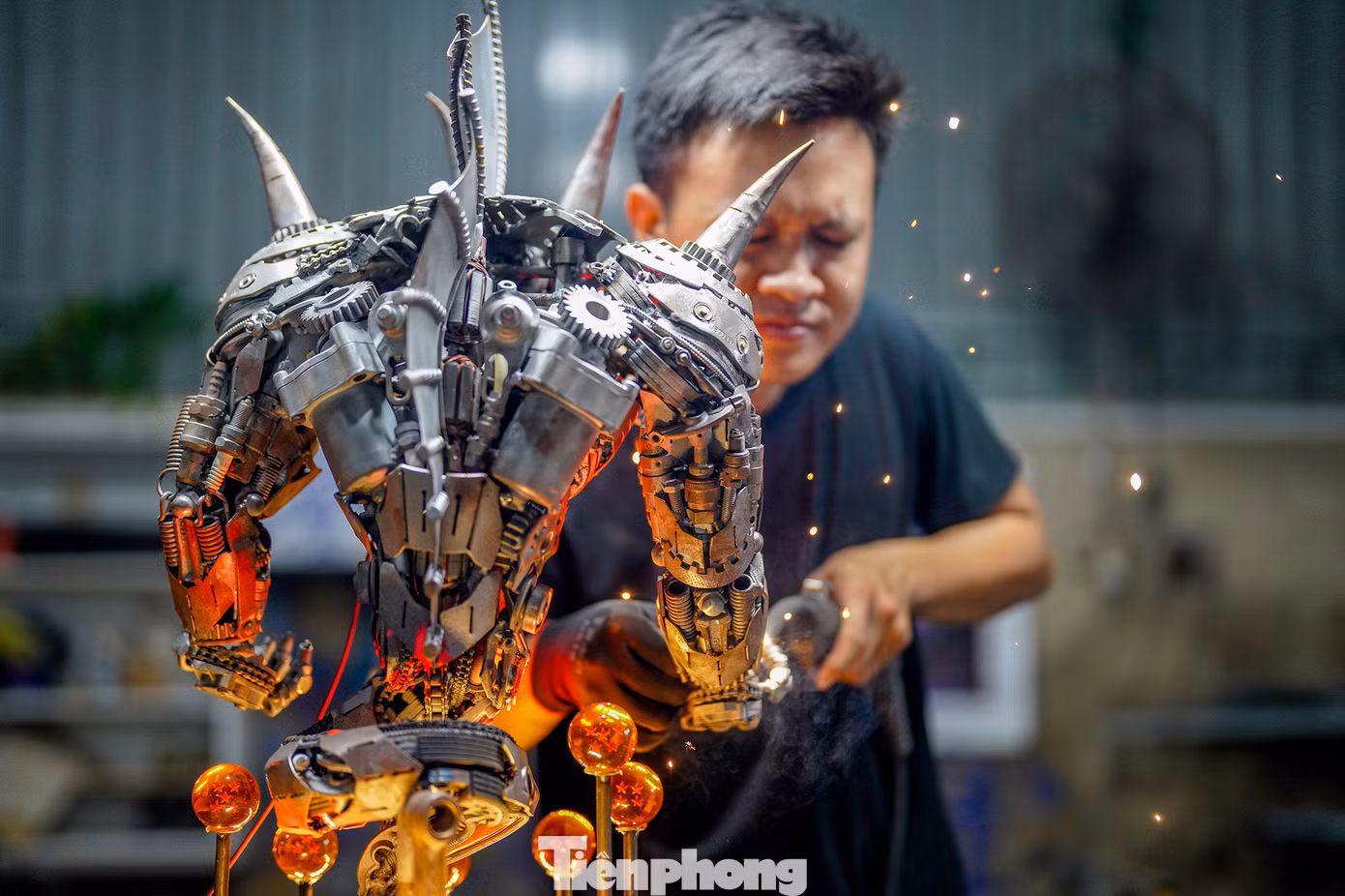 Chiếc "lồng đèn" Porunga đạt độ hoàn hảo về kỹ thuật và mỹ thuật khá cao, thuyết phục mọi ánh nhìn và đang chờ ngày trình diện trước công chúng. Trong bộ truyện 7 viên ngọc rồng, Porunga là rồng được yêu thích nhất. Trong ảnh, bạn Anh Huy, đang tỉ mẩn hoàn thiện các chi tiết siêu nhỏ cho rồng Porunga. Theo Anh Huy, hơn 3 năm làm việc tại xưởng thấy rằng công việc này này có sức hút kỳ lạ, càng làm càng thích vì luôn được sáng tạo và không theo một lập trình quy cũ.