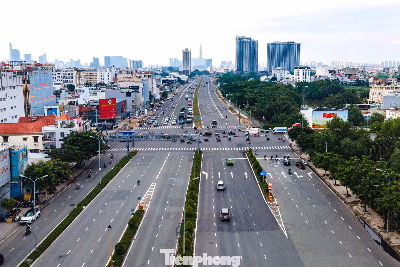 TPHCM dự kiến đặt tên đường Văn Tiến Dũng đối với Quốc lộ 50, đoạn từ đường Nguyễn Văn Linh đến ranh tỉnh Long An, thuộc địa bàn huyện Bình Chánh. Tuyến đường dài gần 8.570m, lộ giới 40m.