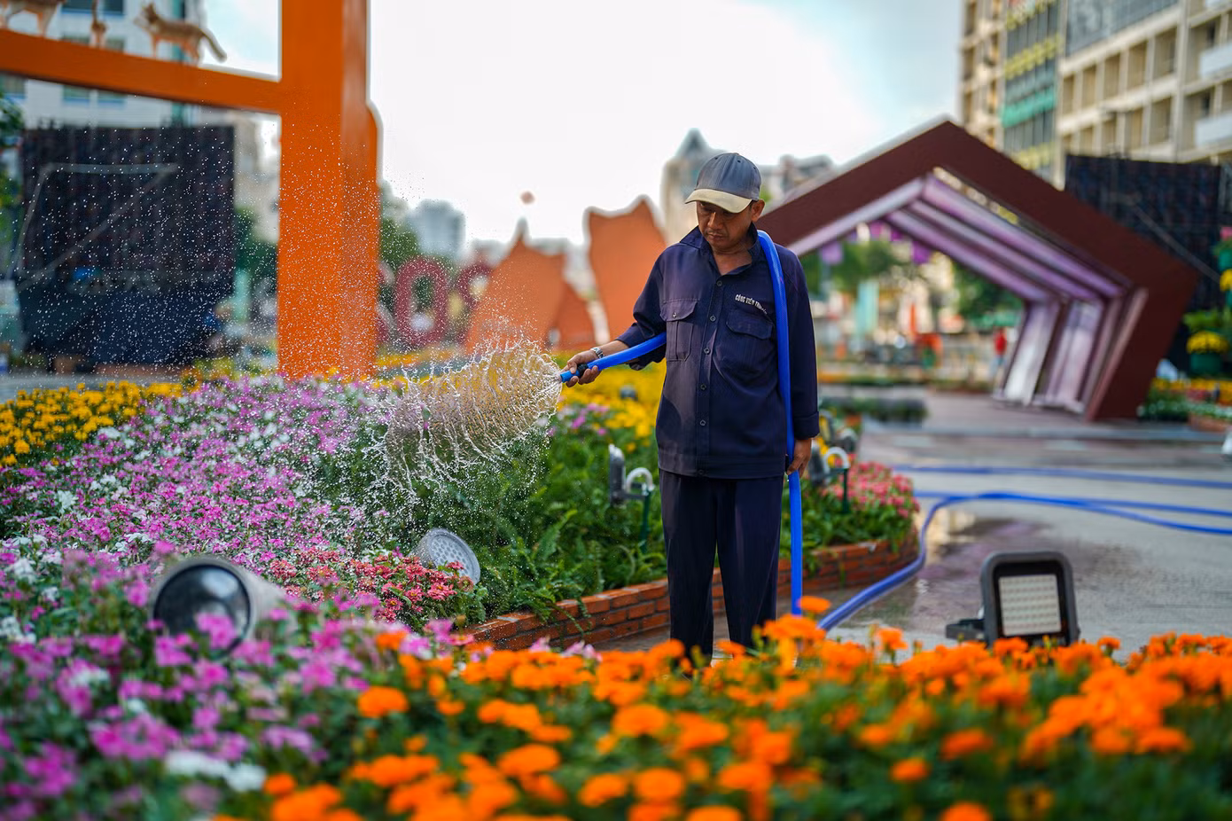 "Năm thứ 13 tôi tham gia thi công đường hoa Nguyễn Huệ rồi đó chứ. Nhiện vụ của tôi chủ yếu tỉa cây và tưới hoa. Tôi rất cảm xúc khi mình góp một một chút sức vào công trình quan trọng trong dịp Tết. Vui hơn là khi thấy người dân đi chơi vui vẻ, ai cũng xinh tươi là tự nhiên mình thấy hết mệt, tập trung với công việc ngay", ông Trần Ngân Tuấn, 50 tuổi nói, trong lúc tưới nước.