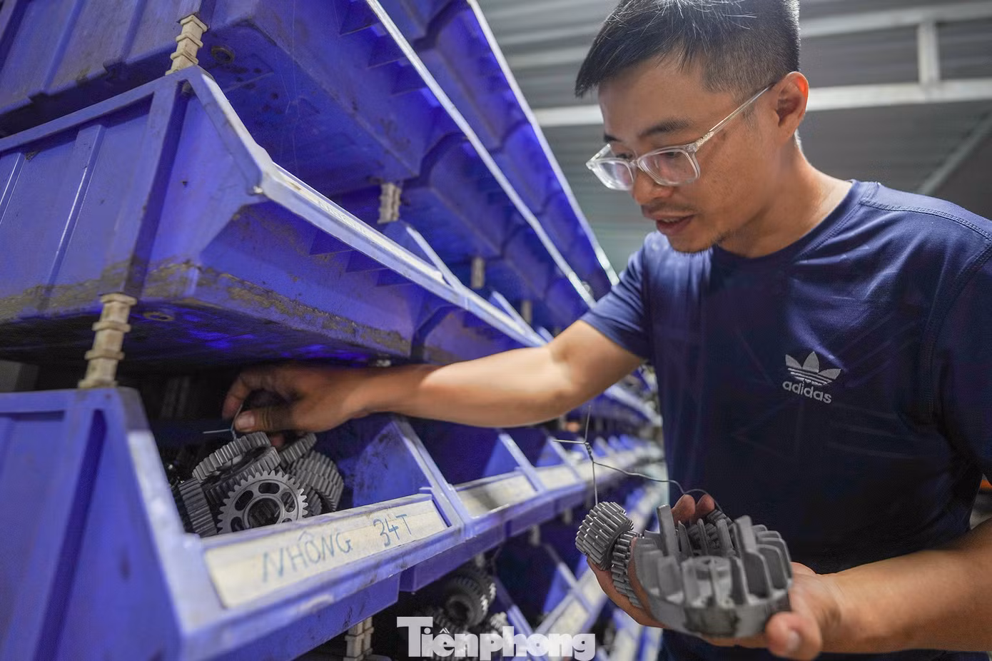 Theo anh Tuấn Anh, việc tìm kiếm linh kiện không còn khó như trước bởi được các thương lái chủ động tìm đến chào mời. Linh kiện phong phú, việc sắp xếp cũng đòi hỏi khoa học hơn so với trước kia bày hết ra sàn nhà. "Mình đầu tư một chiếc máy bắn cát vệ sinh linh kiện. Bạn có thể thấy rõ sự khác biệt giữa bánh răng chưa vệ sinh và đã qua giai đoạn bắn cát làm sạch. Vệ sinh linh kiện bằng máy bắn cát tiết kiệm thời gian, nhân công, mang lại năng suất cao", anh Tuấn Anh chia sẻ về công đoạn làm sạch linh kiện.