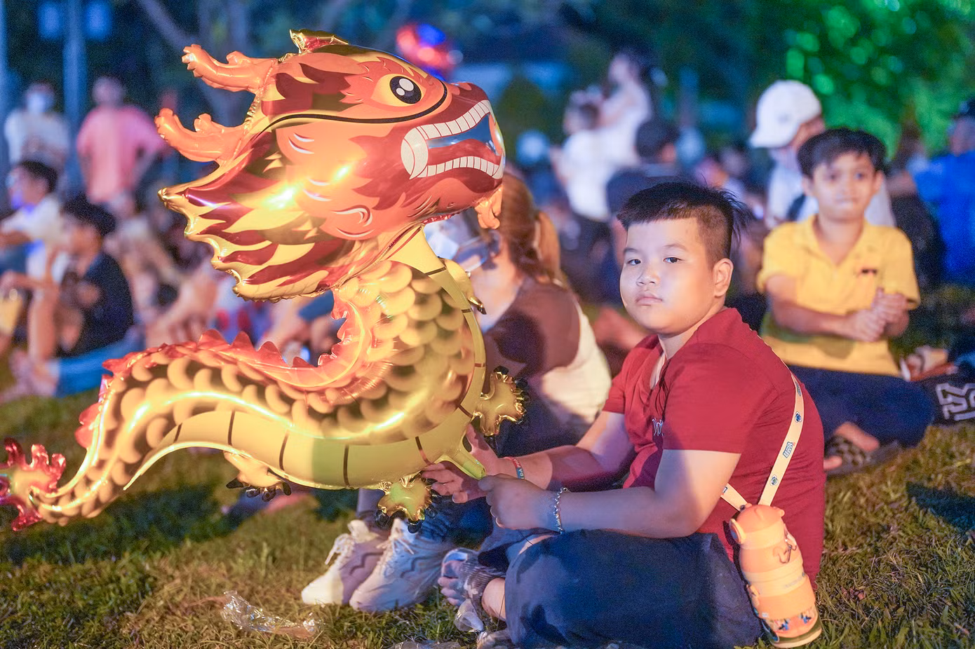 Các em nhỏ cũng rất thích thú với bóng bay hình linh vật năm Thìn. Các em nhỏ cũng rất thích thú với bóng bay hình linh vật năm Thìn.