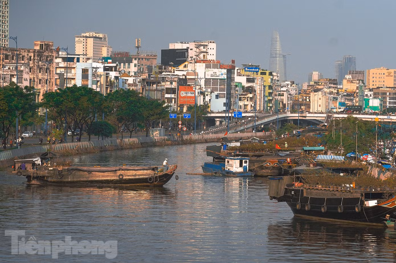 Năm nay, đến 26/1 (tức 24 tháng Chạp), các tiểu thương từ miền Tây mới bắt đầu cho hoa cập Bến Bình Đông.