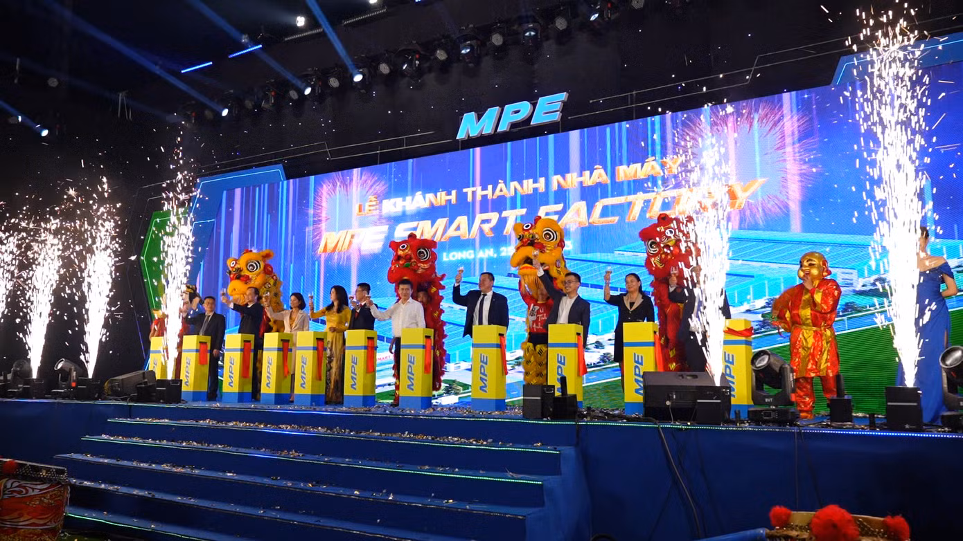 Nhà máy MPE Smart Factory ở Long An là đơn vị đầu tiên sử dụng hệ thống Xe nâng Linde AI Robotics lấy hàng tự động tại Việt Nam. MPE Smart Factory khởi công từ tháng 6/2019 và hoàn thành cuối năm 2022, chuyên sản xuất các sản phẩm chiếu sáng và thiết bị điện. Công trình bao gồm 5 khối nhà xưởng cùng một tòa nhà văn phòng với tổng diện tích sử dụng 100.000 m2, trên khuôn viên đất rộng 50.500 m2 tại khu công nghiệp Xuyên Á. Tổng đầu tư xây dựng 2000 tỷ đồng, công suất 100 triệu sản phẩm năm.