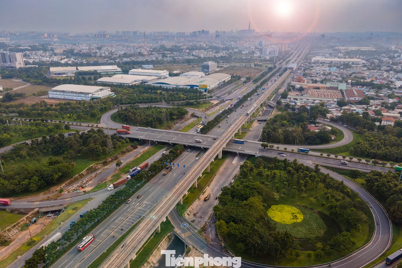 Đoàn tàu di chuyển qua nút giao Trạm 2. Nút giao 3 tầng trạm 2 nằm gần KDL Suối Tiên, điểm nhấn của trục xa lộ Hà Nội.