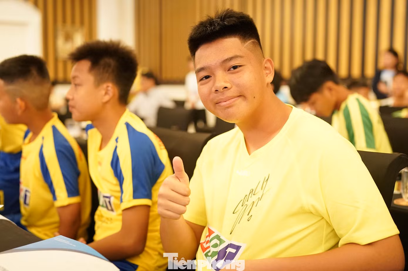 HLV Lee Young-jin nhận lời tham gia sự kiện khiến không ít cầu thủ nhí háo hức đến tham gia để gặp trực tiếp thần tượng vốn là người thân cận nhất của HLV Park Hang-seo. Trong ảnh, thủ môn Nguyễn Việt Dũng của đội U13 TP Vũng Tàu háo hức khoe áo đấu có chữ ký bác Lee. Dũng rất thần tượng thủ môn Đặng Văn Lâm của đội tuyển Việt Nam.
