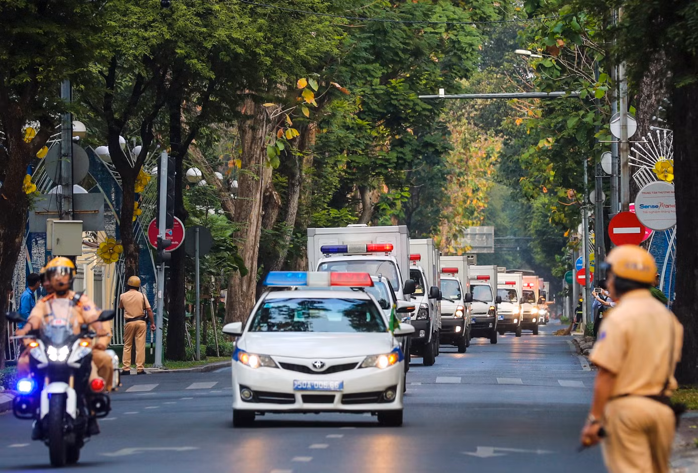 Lực lượng dẫn đoàn di chuyển trên đường Nam Kỳ Khởi Nghĩa, rẽ vào TAND TPHCM. (Ảnh: Duy Anh)
