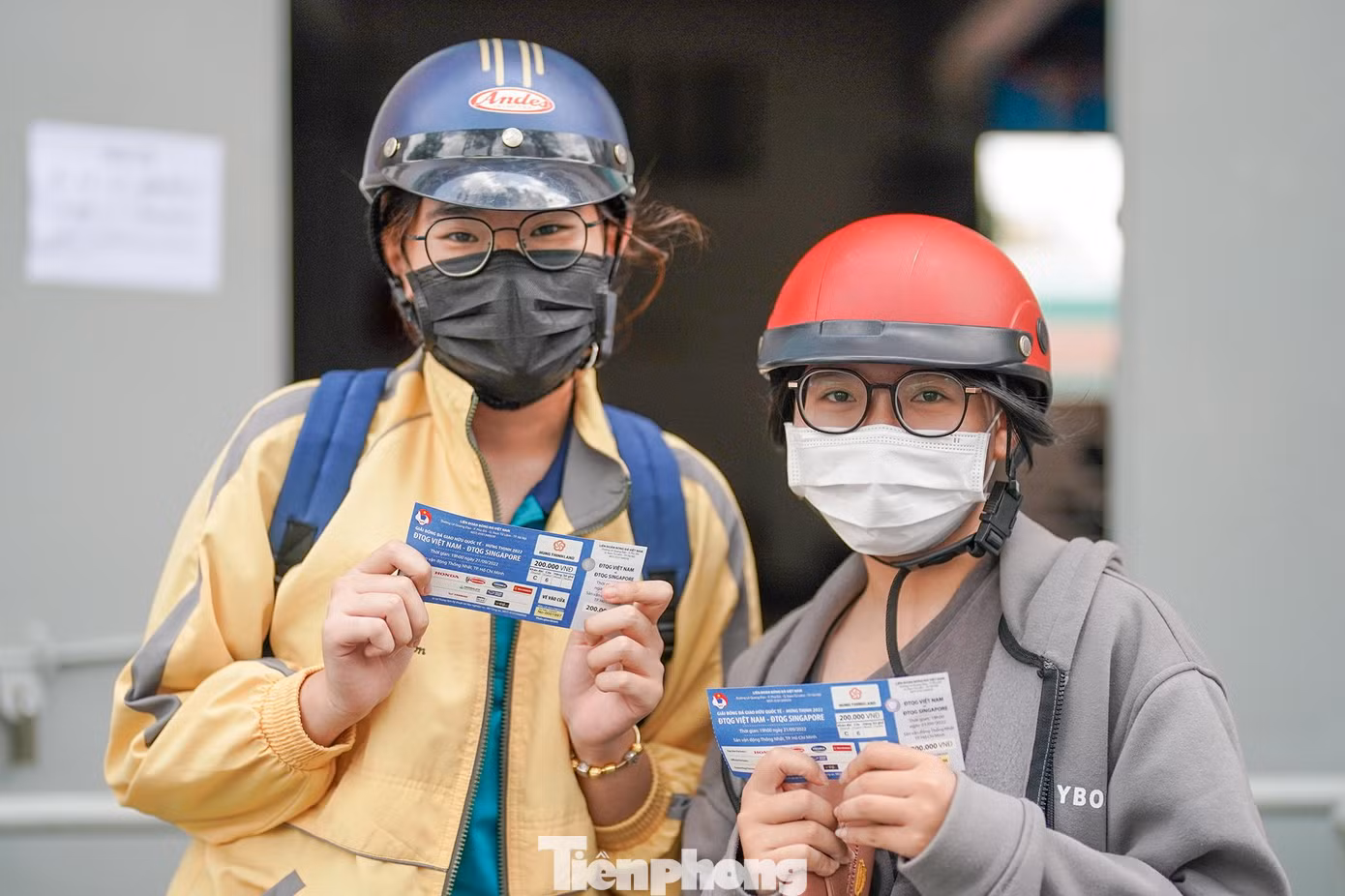 Bạn Gia Hân (trái) và bạn Ánh Linh, cùng là sinh viên ĐH Kinh tế TPHCM đã đến mua hai vé khán đài C ủng hộ đội tuyển. Đây là lần đầu tiên hai bạn đi mua vé xem trực tiếp đội tuyển Việt Nam thi đấu.