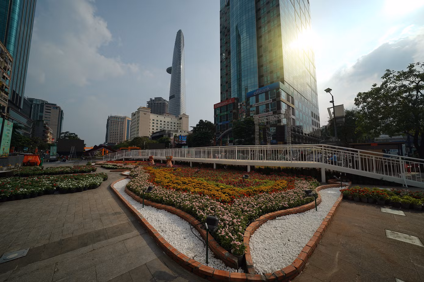 Đại cảnh Rực rỡ thành phố hoa rộng 300 m2 đang dần hoàn thiện. Điểm nhấn là cầu gỗ băng ngang thảm hoa, dài khoảng 30 m, rộng 2 m, cao 80 cm.